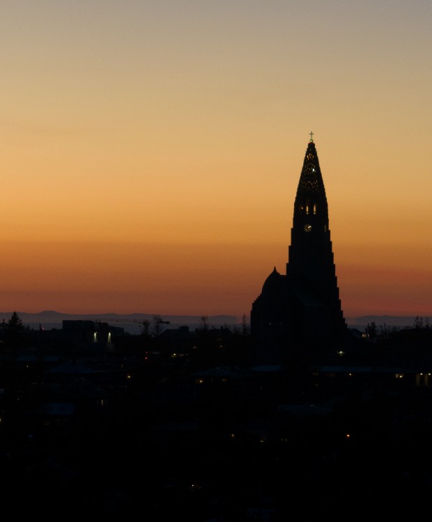 Ljósmynd af Hallgrímskirkju við sólarlag.
