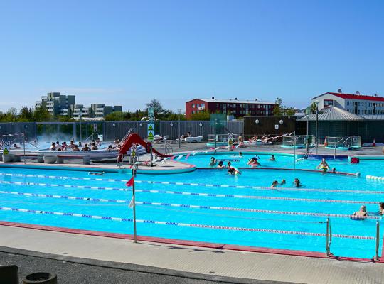 Overview of pools, hot tubs and outdoor area at Vesturbærjarlaug pool