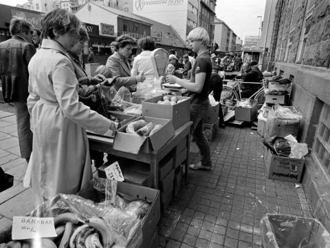 Valdís Óskarsdóttir: Outdoor market in June 1981