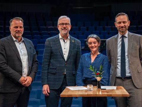 Steinþór Einarsson, starfandi sviðsstjóri menningar- og íþróttasviðs Reykjavíkur, Eggert Benedikt Guðmundsson, formaður stjórnar Leikfélags Reykjavíkur, Brynhildur Guðjónsdóttir, leikhússtjóri Borgarleikhússins og Einar Þorsteinsson borgarstjóri. Uppstillt á sviði Borgarleikhússins við undirskrift samnings.