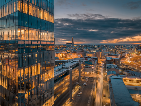 Borgartún í ljósaskiptunum. Loftmynd á hlið turnsins, Hallgrímskirkja og miðbærinn í bakgrunni.