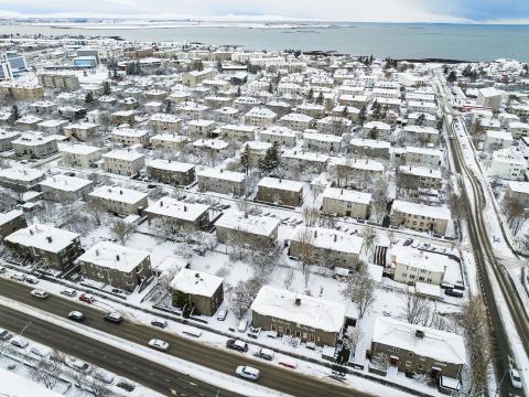 Loftmynd, vetur. Vesturbær. Hringbraut í forgrunni, Hofsvallagata til hægri, sjór í bakgrunni.