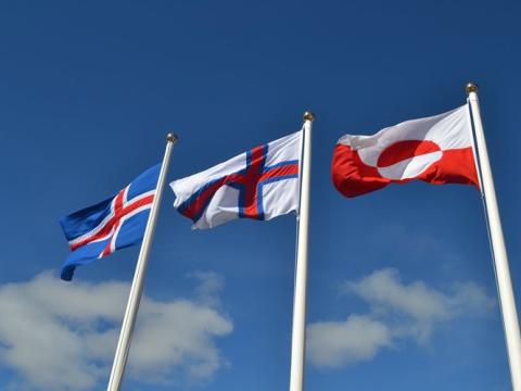 Þjóðfánar borganna þriggja sem standa að sjóðnum, íslenski fáninn, færeyski fáninn og grænlenski fáninn.