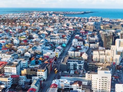 Loftmynd af Reykjavík, Hverfisgata fyrir miðju, Seltjarnarnes í fjarska.