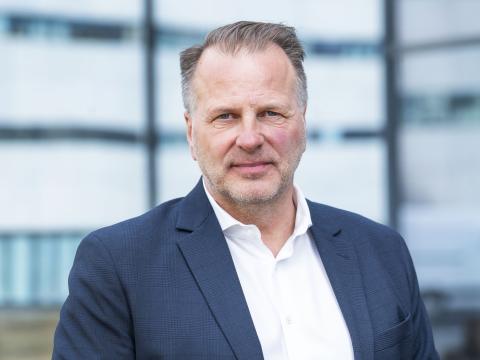 Steinþór Einarsson, portrettmynd fyrir utan Borgartún