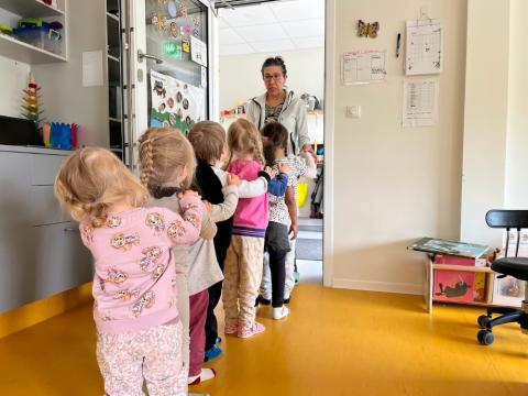 Leikskólabörn standa í röð