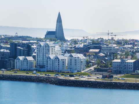 Loftmynd yfir borgina, séð frá sjónum að Sæbraut og Hallgrímskirkju.