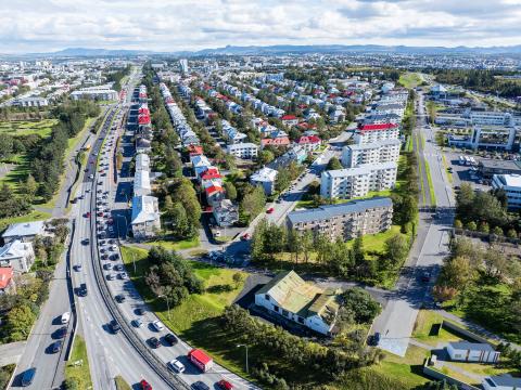 Loftmynd yfir borgina, séð í austur. Lengst til vinstri Miklabraut, svo Eskihlíð og Skógarhlíðvo 