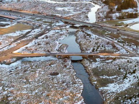 An overview of the new bridge crossing the Dimma river.