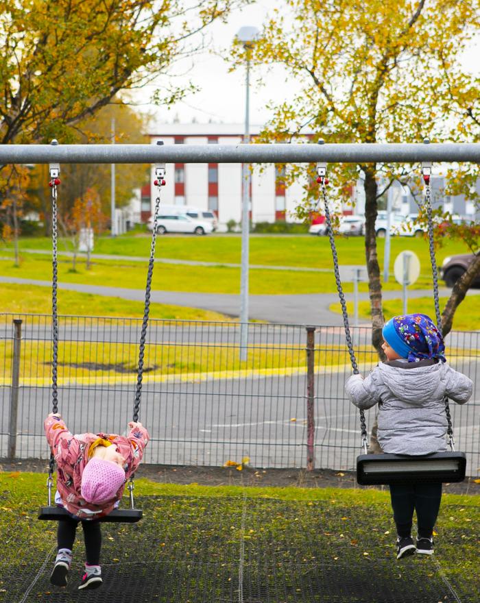 Börn að róla sér á leikskólanum Borg