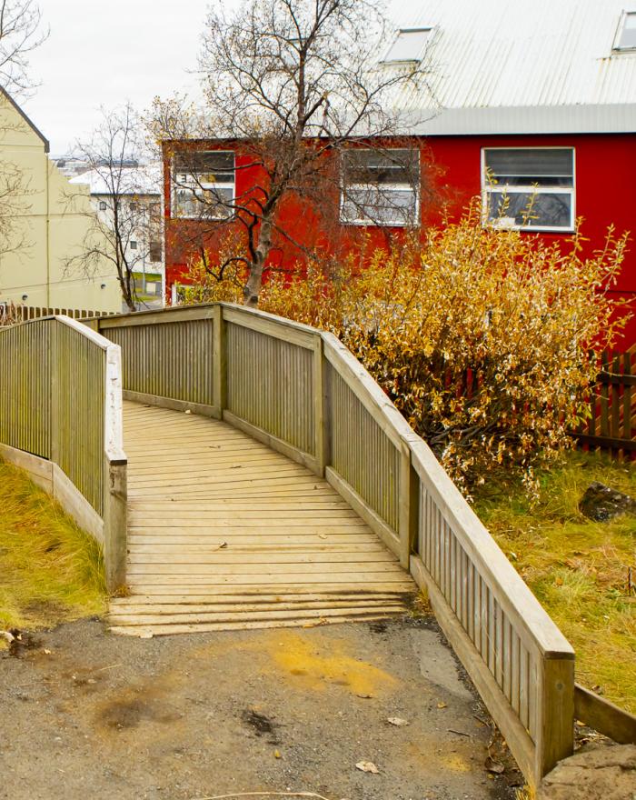 Mynd af lítilli brú á útisvæði leikskólans Sunnufoldar