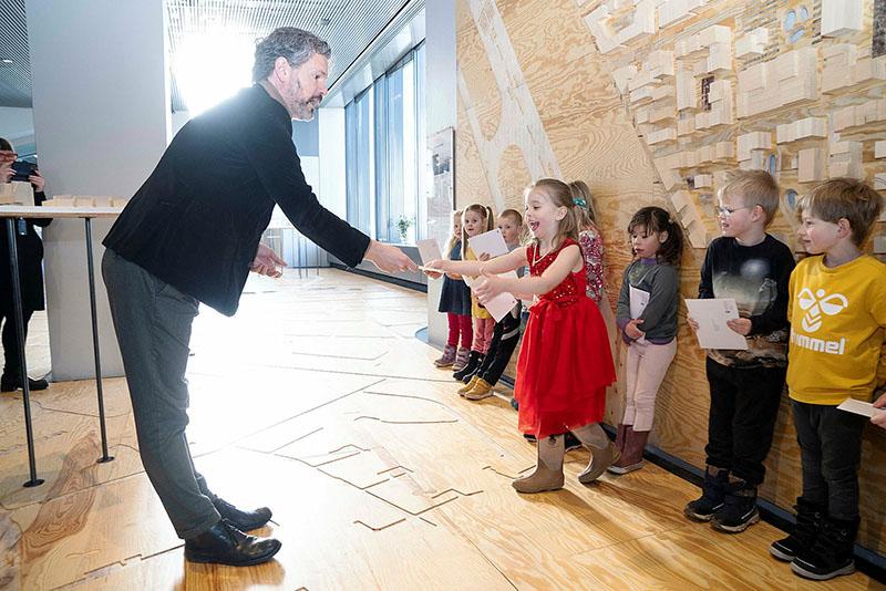 Dagur B. Eggertsson borgarstjóri afhendir tilvonandi nemendum bókina um Fjólu.