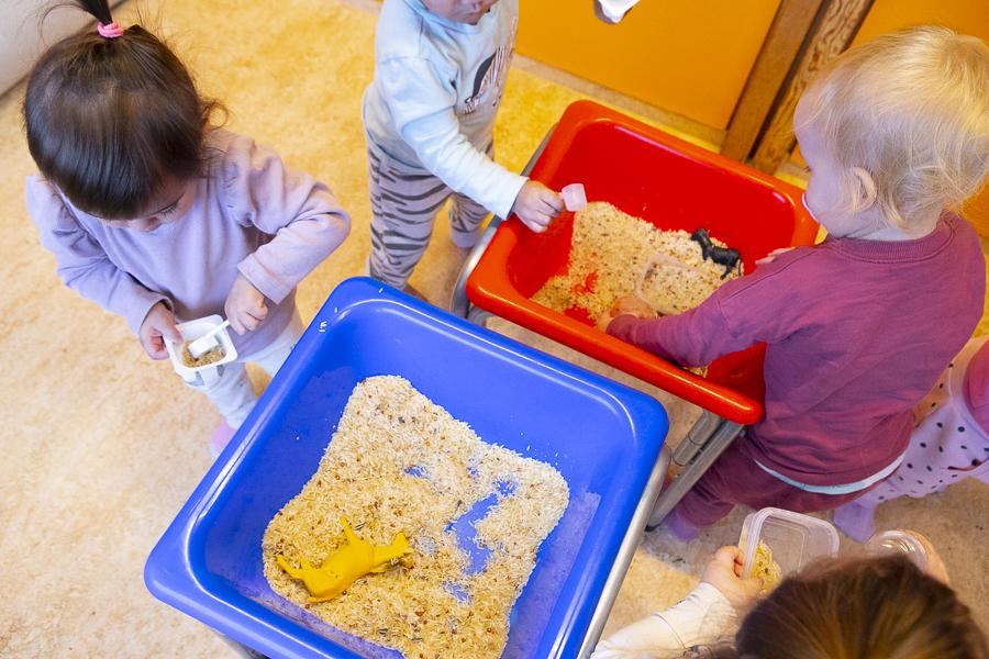 Children playing inside at Bakkaborg.