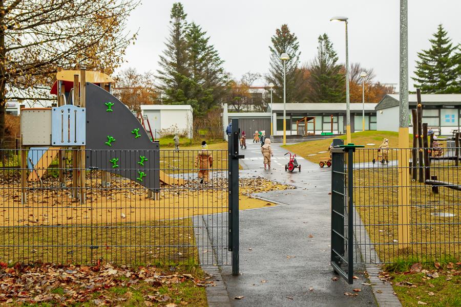 Children and playground equipment on the grounds of Kvistaborg.