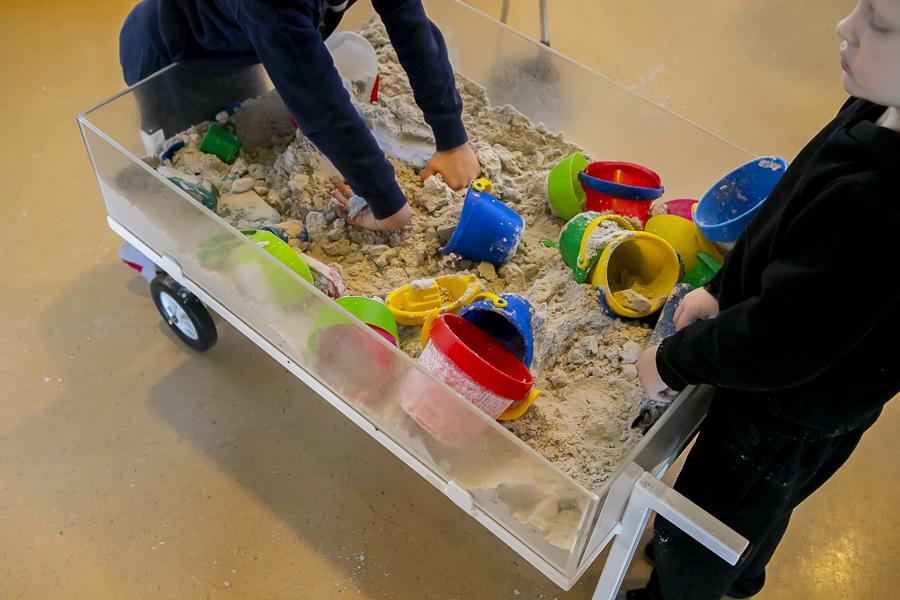 Children playing with sand at Maríuborg.