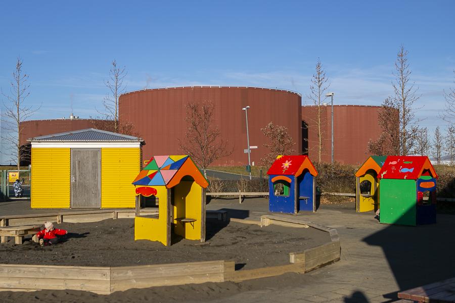 Children and playground equipment on Maríuborg's grounds.