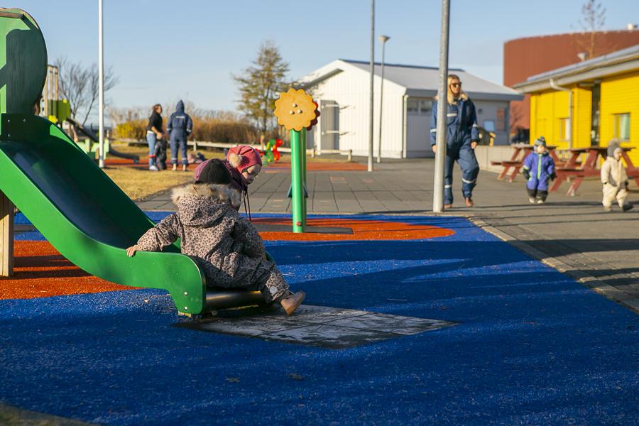 Children and playground equipment on Maríuborg's grounds.