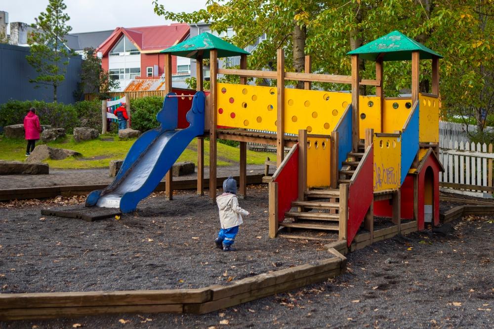 Leikkastali með rennibraut á leikskólanum Miðborg - Lindarborg