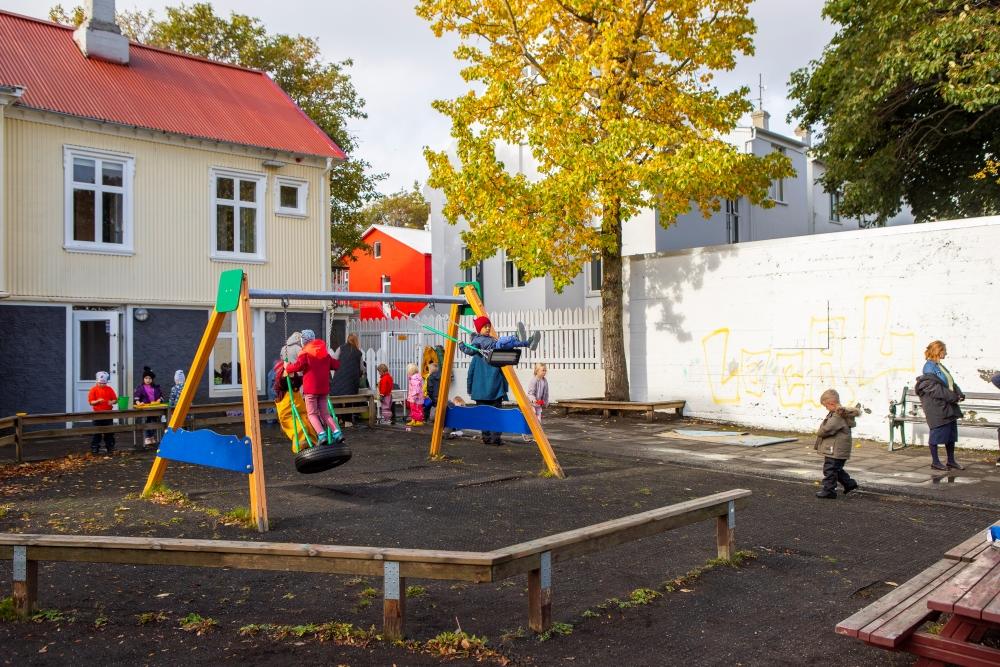 Börn að róla sér á leikskólanum Miðborg