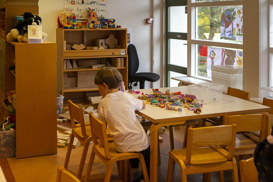 Boy sitting at a table playing with blocks at Grænaborg preschool