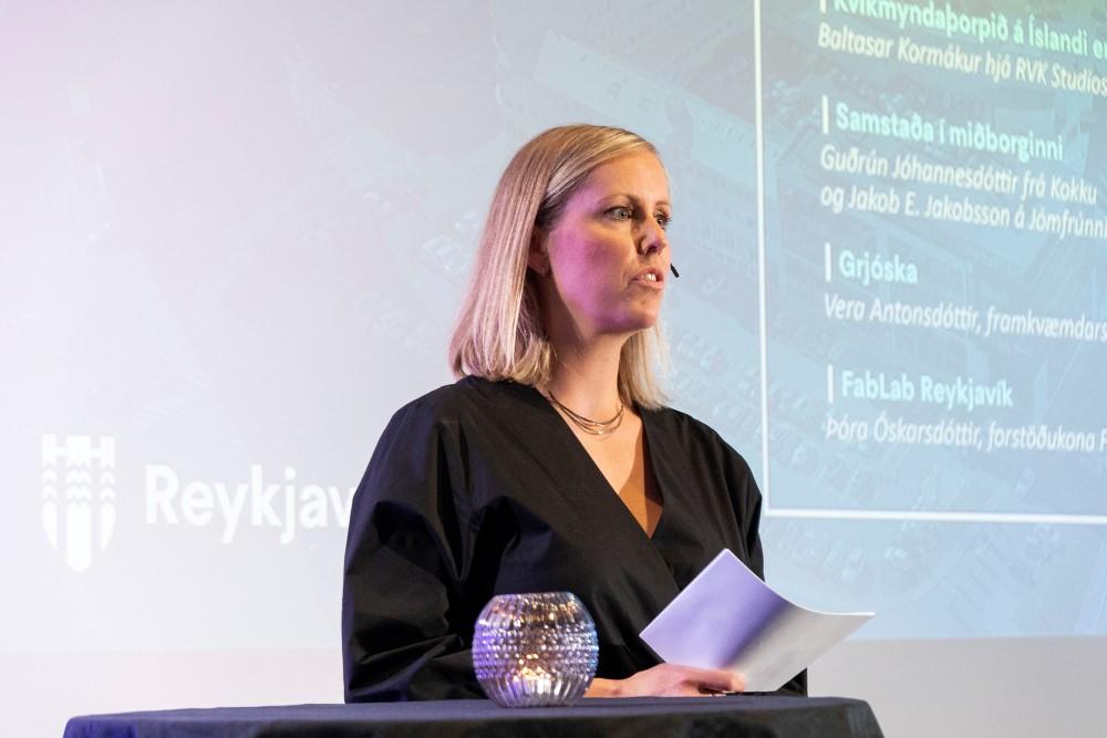Hulda Hallgrímsdóttir með kynningu á fundi um Athafnaborgina 2023.