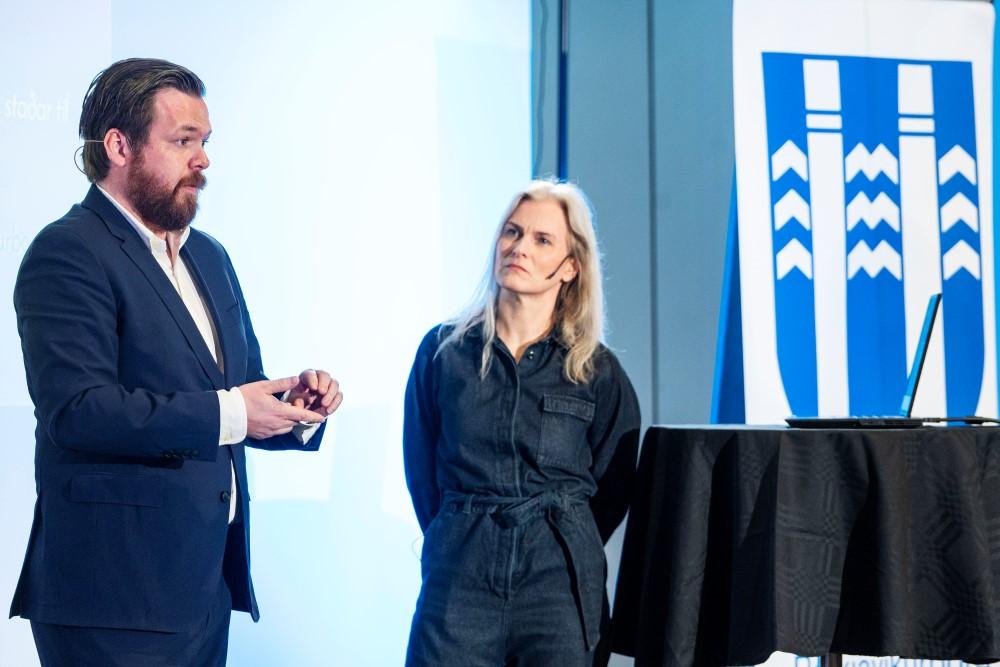 Jakob og Guðrún með kynningu á fundi um Athafnaborgina 2023.