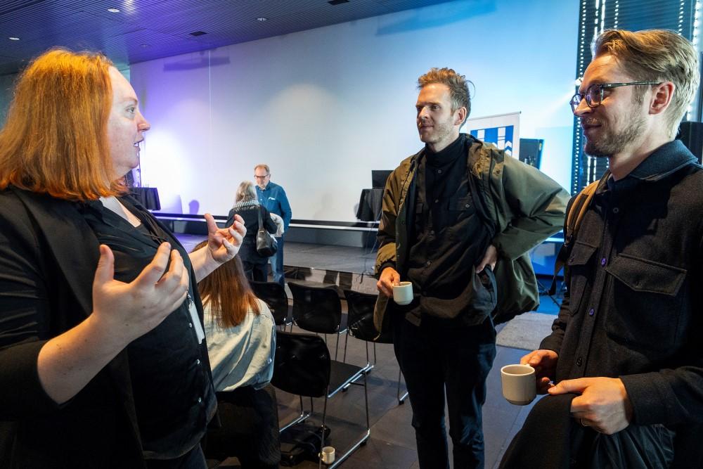 Gestir á fundi um Athafnaborgina 2023 ræða saman.