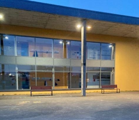 Töluvert af nýjum bekkjum komnir á lóðina