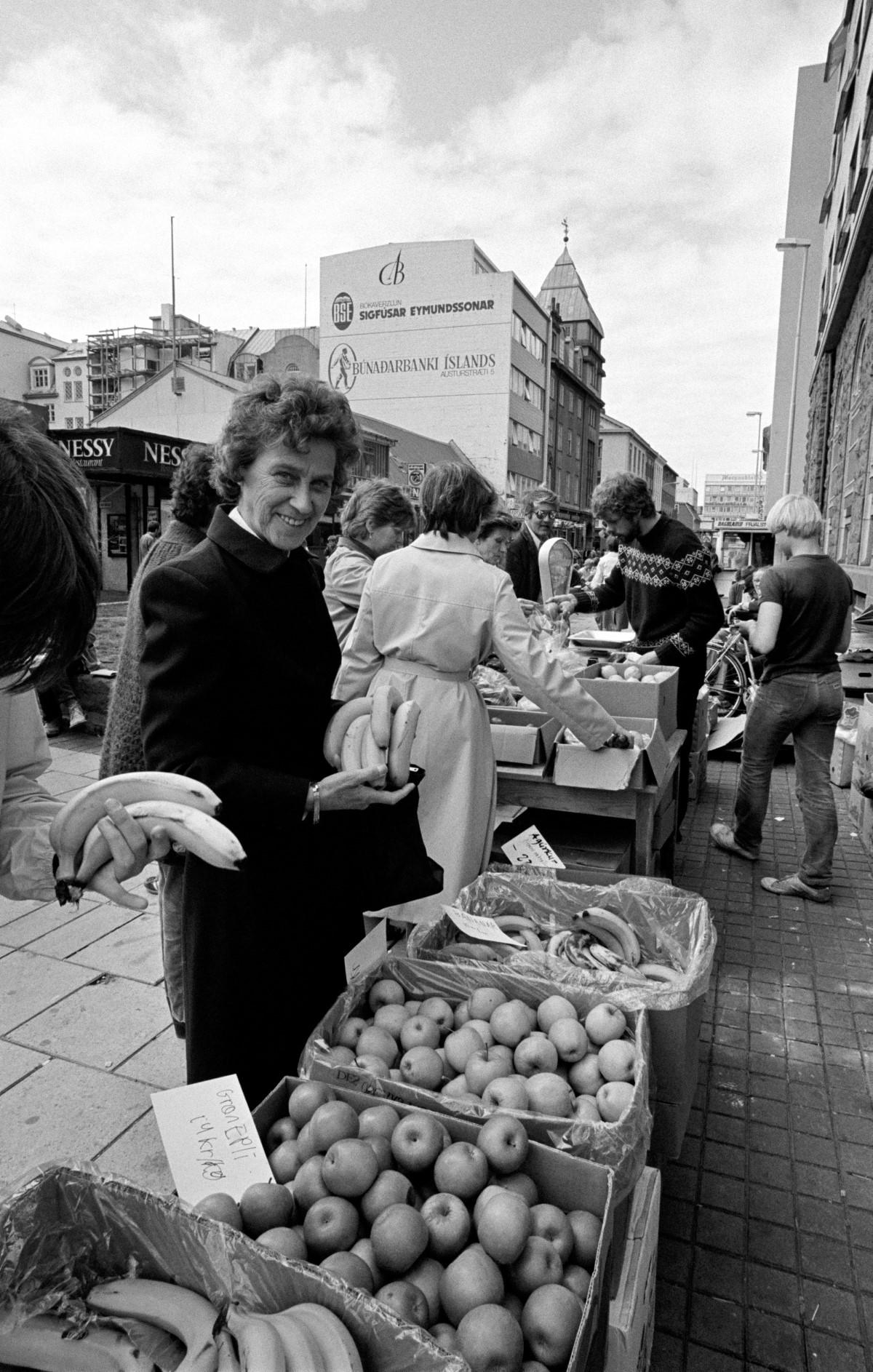 Valdís Óskarsdóttir: Outdoor market in June 1981