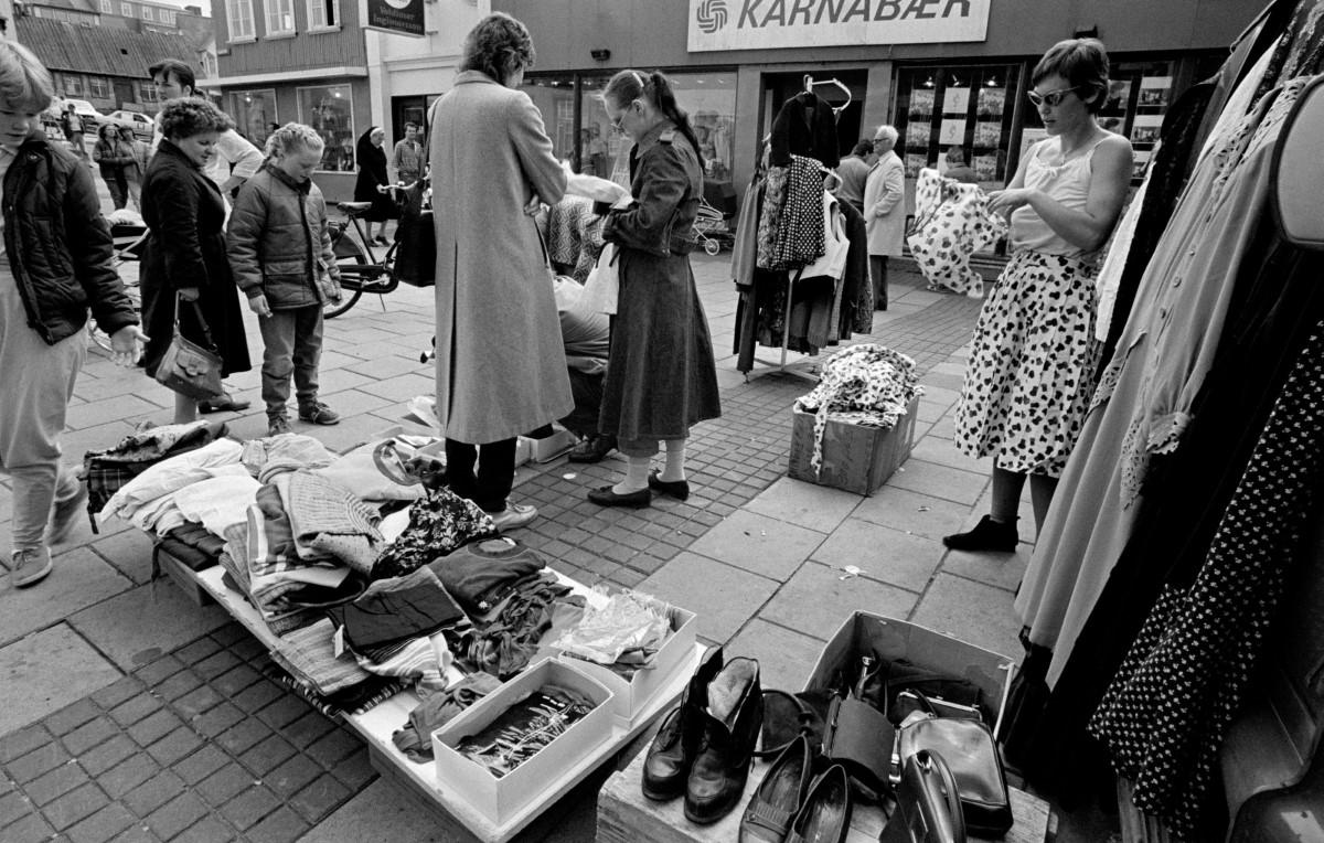 Valdís Óskarsdóttir: Outdoor market in June 1981