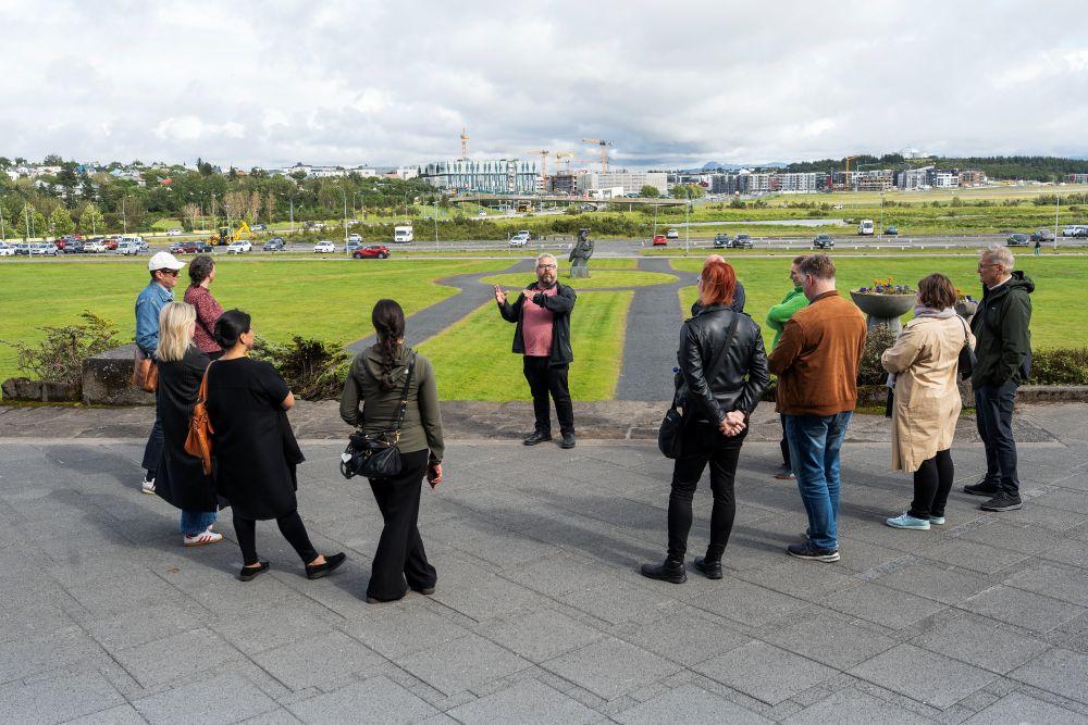 Stefán Pálsson talar við hóp af fólki við Háskóla Íslands