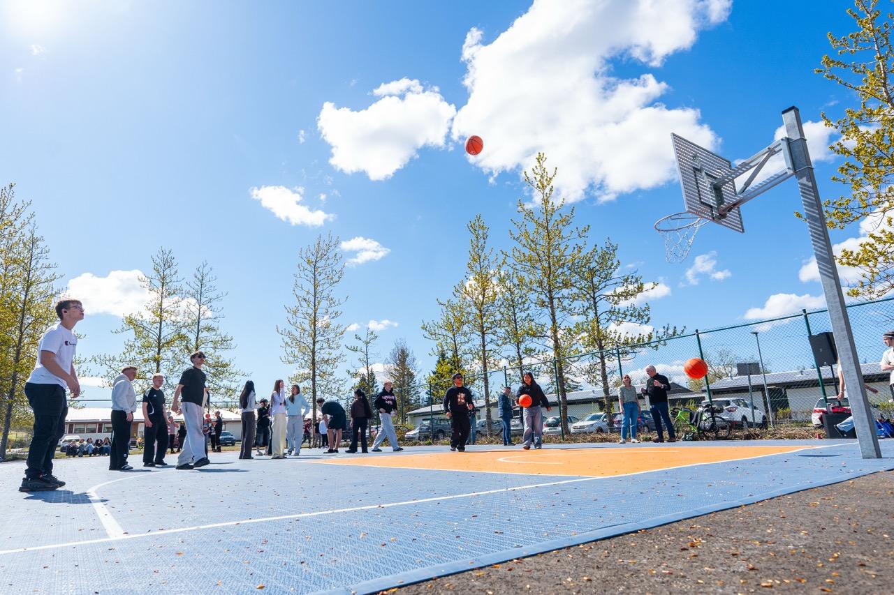 Young people playing on the basketball court.