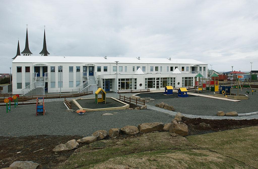 Hús leikskólans Klambra ásamt útisvæði. Háteigskirkja í baksýn.