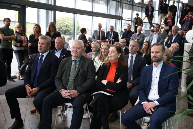 Fundargestir á blaðamannafundi um samgöngusáttmála í anddyri Salarins í ágúst 2024. Ráðherrar og borgarstjóri í forgrunni.
