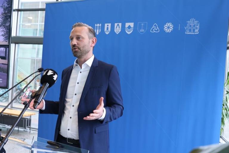 Einar Þorsteinsson borgarstjóri í pontu á blaðamannafundi um samgöngusáttmála í anddyri Salarins í ágúst 2024.