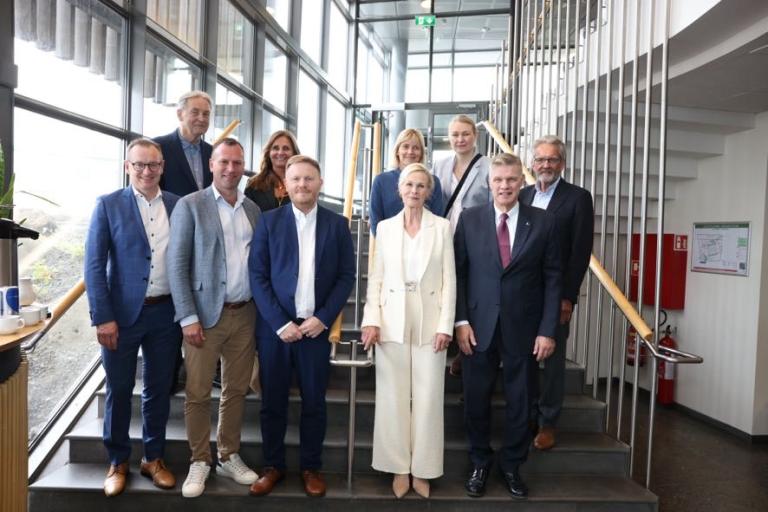 Viðræðuhópur ríkis og sveitarfélaga á höfuðborgarsvæðinu um samgöngusáttmála. Hópmynd í tröppum í anddyri Salarins.