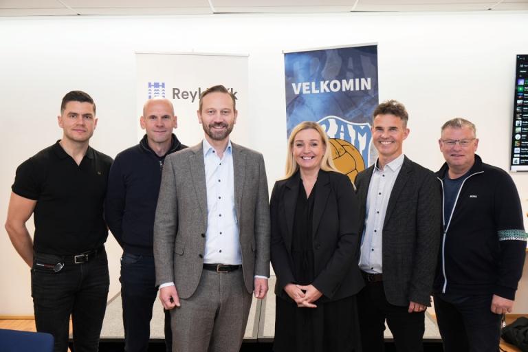 Við undirritun samnings í Úlfarsárdal
