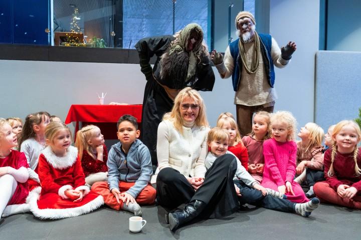 Leikskólabörnin sátu stillt og prúð með borgarstjóra og Grýla og Leppalúði brostu sínu blíðasta.