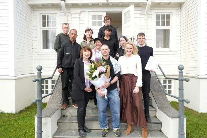 Following the ceremony at Höfði. Pictured in the foreground, from left: city councilor Sabine Leskopf, Elí Hörpu- og Önundarbur, who accepted the award, and Mayor Heiða.