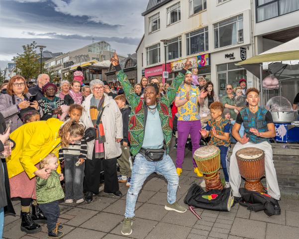 Dans Afrika Ísland skemmta vegfarendum á Menningarnótt 2026