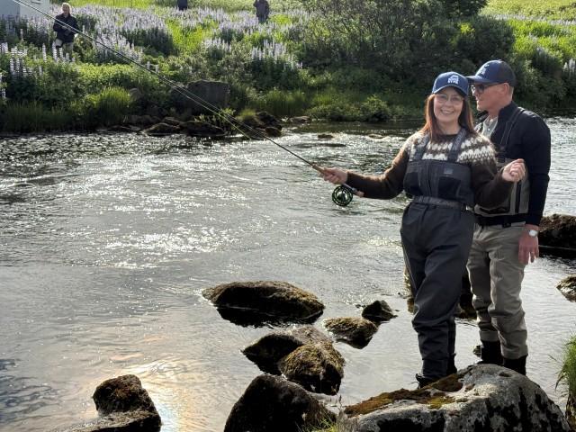 Jensína við veiðar með leiðsögumanni á Breiðunni í Elliðaánum í morgun