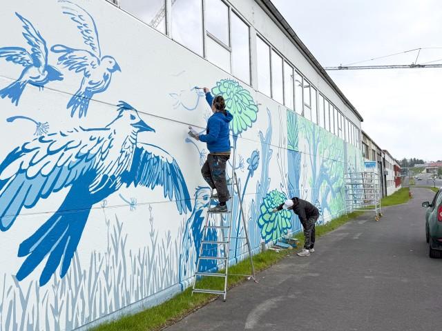 Birds, dandelions, and summer in the mural at Breiðhöfði 