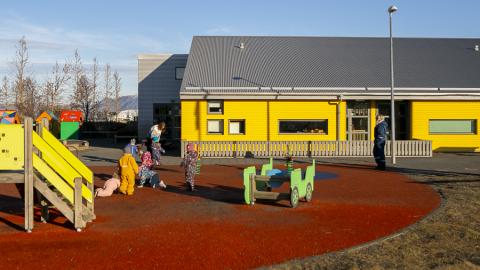 Children and playground equipment on Maríuborg's grounds.