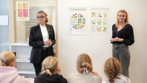 fólk að tala saman