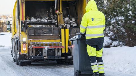 sorphirðubíll og starfsmaður