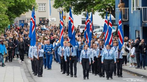 Skrúðganga á leið í Hólavallakirkjugarð