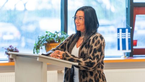Birna Hólm í pontu en hún sagði reynslusögu sína af virkniúrræðinu TINNU í Gerðubergi. Þar var afmælishátíð TINNU haldin.
