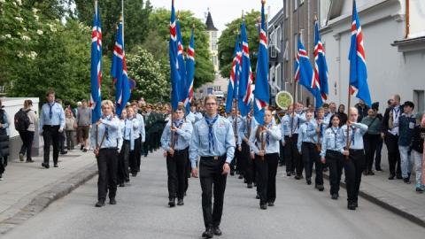 Skátarnir leiða skrúðgöngu frá Austurvelli að Hólavallagarði í morgun