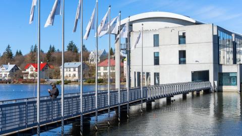 Ráðhús Reykjavíkur á fallegum degi