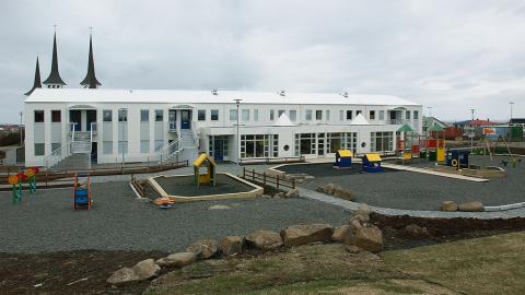 Hús leikskólans Klambra ásamt útisvæði. Háteigskirkja í baksýn.